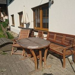 Terrasse mit Sonnenliege direkt beim Spielplatz